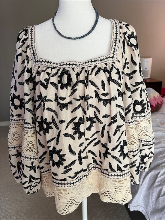 Christian Siriano Tops - Flowy Linen Top Crochet Trim Cream Black XL